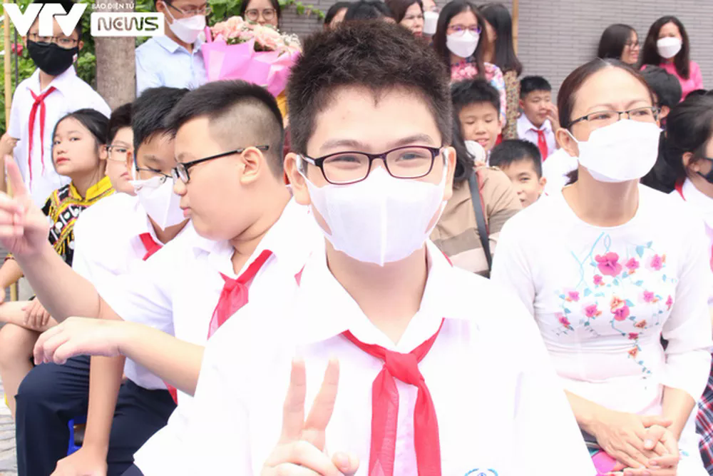 ‘Mong COVID-19 biến mất’, học sinh vui mừng với lễ khai giảng trực tiếp - Ảnh 8. ‘Mong COVID-19 biến mất’, học sinh vui mừng với lễ khai giảng trực tiếp - Ảnh 8.