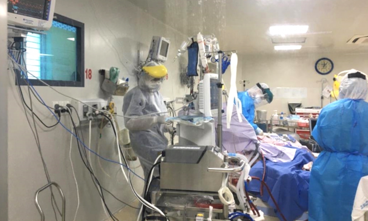 Tuyến dưới điều trị Covid-19 đóng cửa, bệnh viện tuyến trên áp lực - Ảnh 1. Tuyến dưới điều trị Covid-19 đóng cửa, bệnh viện tuyến trên áp lực - Ảnh 1.