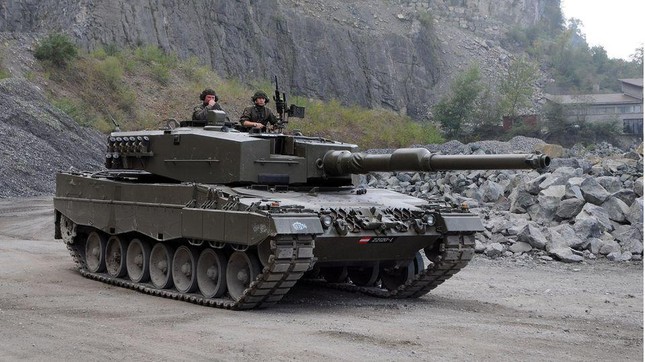 Xe tăng Leopard 2A4 của Đức lần đầu xuất hiện trong cuộc xung đột Nga-Ukraine? - Ảnh 1.