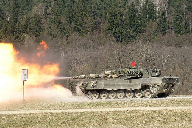 Xe tăng Leopard 2A4 của Đức lần đầu xuất hiện trong cuộc xung đột Nga-Ukraine? - Ảnh 5.