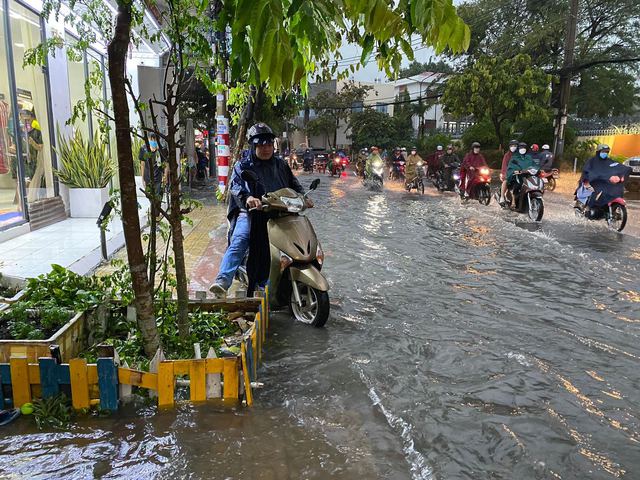 Người dân TP.HCM vật vã trong nước ngập và kẹt xe sau cơn mưa lớn - Ảnh 12.