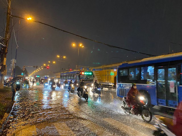 Người dân TP.HCM vật vã trong nước ngập và kẹt xe sau cơn mưa lớn - Ảnh 14.