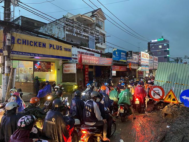 Người dân TP.HCM vật vã trong nước ngập và kẹt xe sau cơn mưa lớn - Ảnh 4.