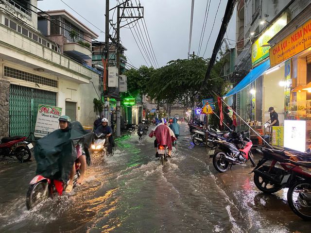 Người dân TP.HCM vật vã trong nước ngập và kẹt xe sau cơn mưa lớn - Ảnh 5.