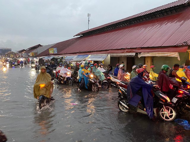 Người dân TP.HCM vật vã trong nước ngập và kẹt xe sau cơn mưa lớn - Ảnh 6.