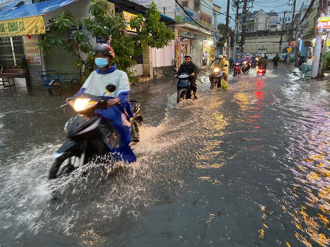 Người dân TP.HCM vật vã trong nước ngập và kẹt xe sau cơn mưa lớn - Ảnh 10.