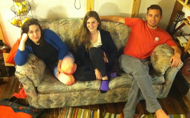 3 sinh viên tìm thấy phong bì lạ trong sofa cũ, hành động sau đó đáng chú ý hơn 