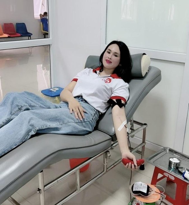 Cô gái vượt 300km xuyên đêm từ Bình Định lên Đắk Lắk hiến máu cứu người - Ảnh 1.