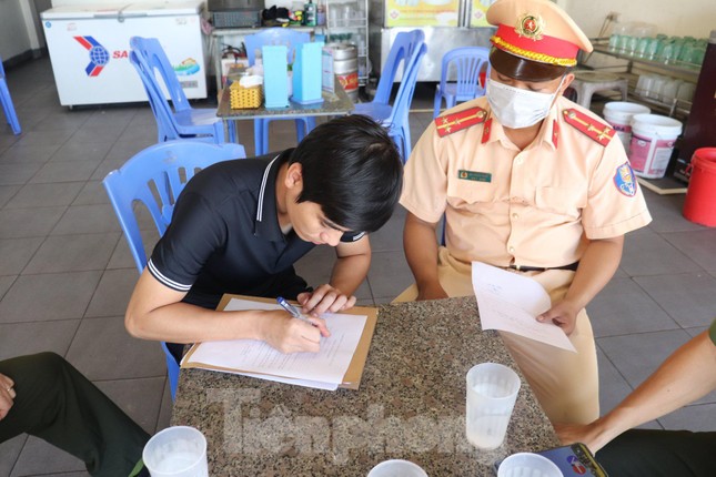 Thanh niên Công an huyện Ba Vì treo banner ở quán nhậu, nhắc khách không lái xe khi uống rượu bia - Ảnh 3.