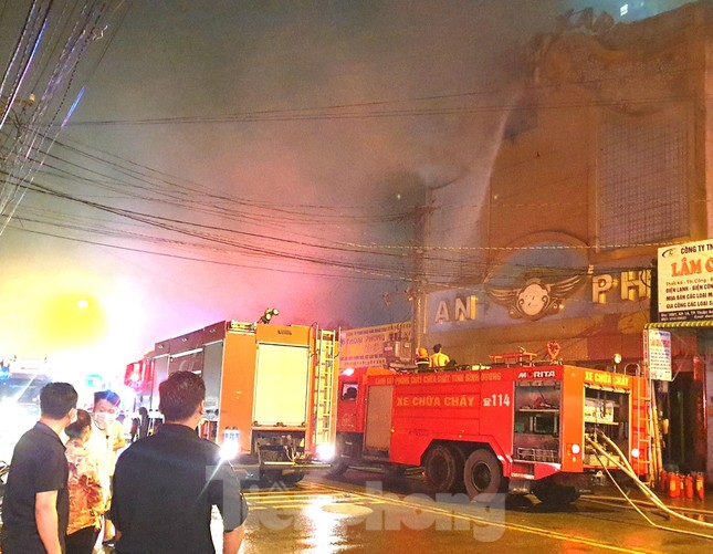 Ít nhất 7 người thương vong trong vụ cháy quán karaoke ở Bình Dương - Ảnh 1.