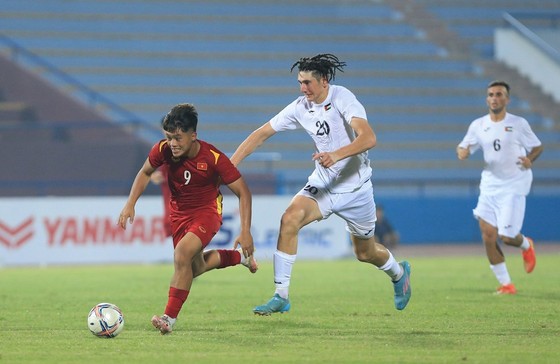 Thi đấu 10 người, U20 Việt Nam vẫn giành chiến thắng 2-0 trước Palestine - Ảnh 2.