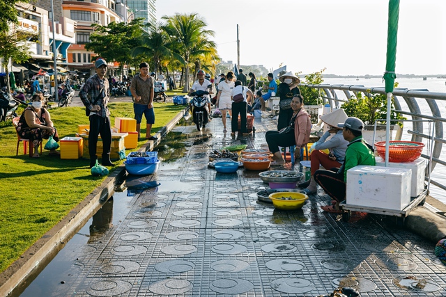 Có gì trong khu chợ hải sản nức tiếng giá rẻ giật mình nằm giữa phố thị vùng biên độc nhất miền Tây? - Ảnh 1.