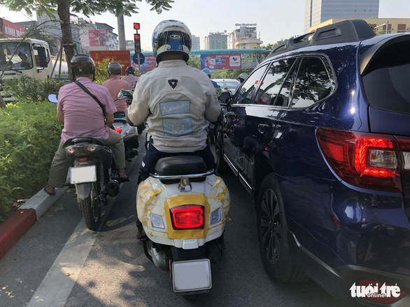 Vespa GTS Super 2023 chạy thử tại Việt Nam: Nhiều điểm mới, có trang bị tương tự Honda SH - Ảnh 1.