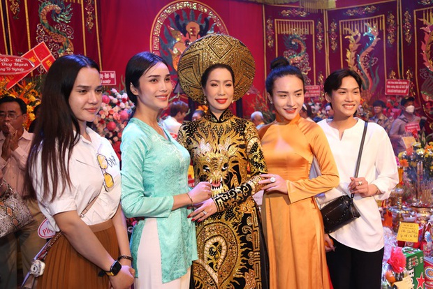 Sao Việt dự giỗ Tổ sân khấu: Trịnh Kim Chi làm lễ trang nghiêm, dàn nghệ sĩ rộn ràng tề tựu - Ảnh 5.