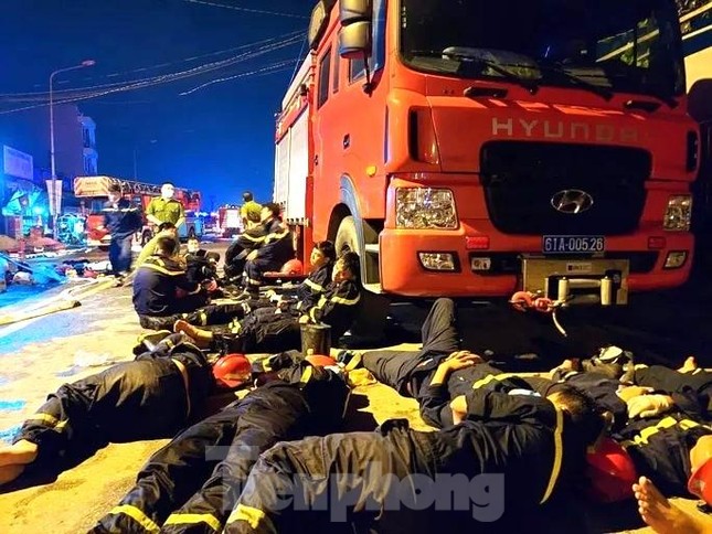 Cháy quán karaoke 32 người tử nạn: Ngưng tìm sau 24 giờ, nhiều thi thể chưa có người thân đến nhận - Ảnh 2.