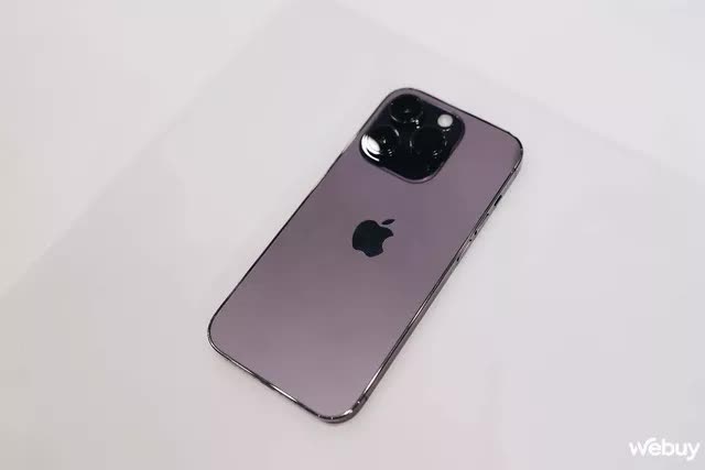 Cận cảnh iPhone 14 Pro: Thiết kế Dynamic Island, màu tím mới, bỏ khay SIM, giá không đổi - Ảnh 2.