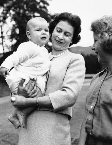 Nữ hoàng Anh Elizabeth II vừa tạ thế ở tuổi 96: Nhìn lại cuộc đời lừng lẫy của bà qua ảnh - Ảnh 15.