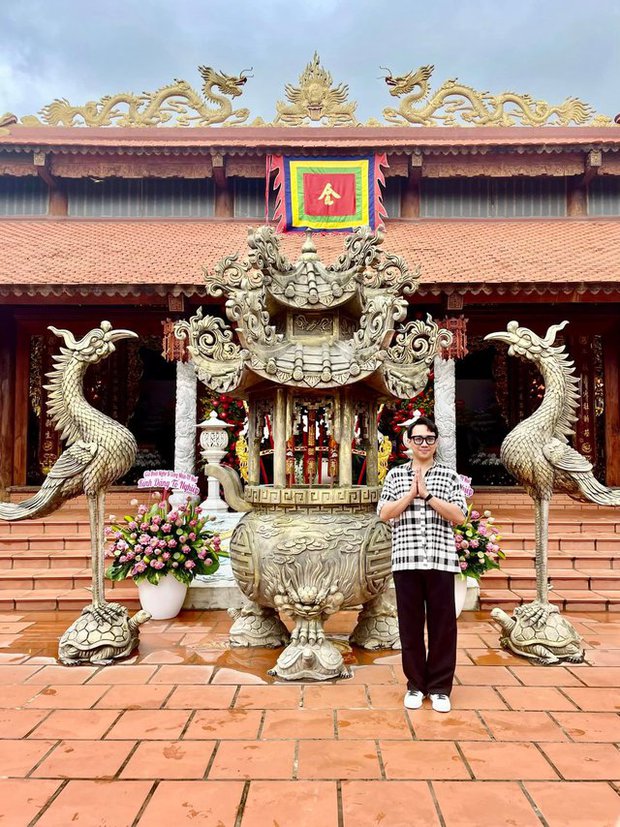 Trấn Thành, vợ chồng Trường Giang cùng dàn sao tề tựu tại đền thờ Tổ của nghệ sĩ Hoài Linh - Ảnh 5.