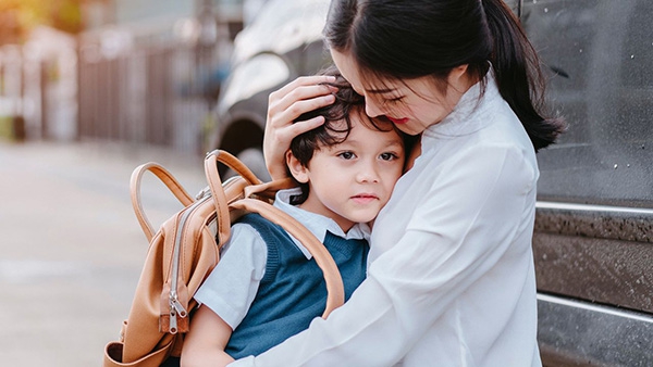 Chuyên gia tâm lý chỉ ra cách để trẻ vui vẻ đến trường mà cha mẹ không cần quát mắng - Ảnh 2.