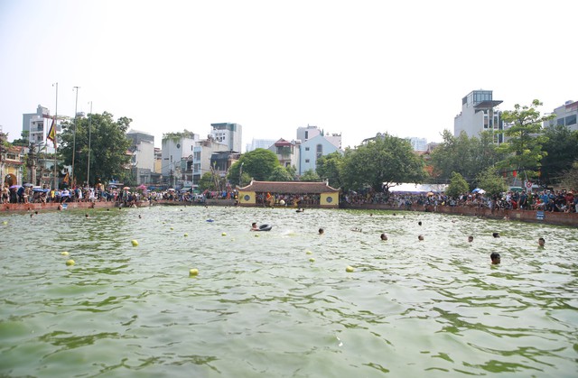 Hàng chục người rẽ nước bắt vịt tại lễ hội làng Triều Khúc - Ảnh 2.