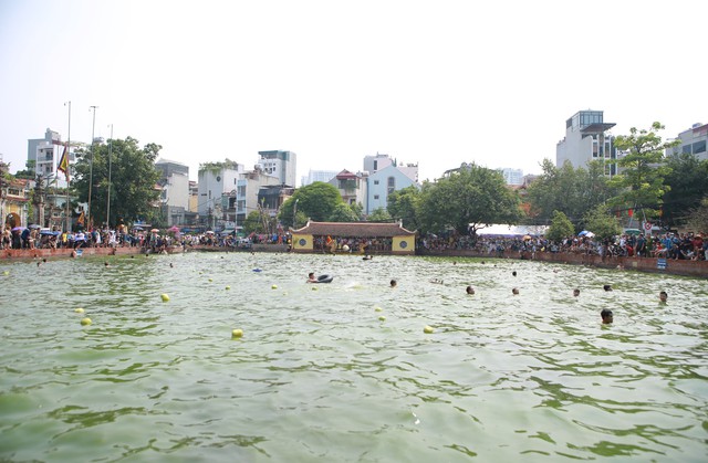 Hàng chục người rẽ nước bắt vịt tại lễ hội làng Triều Khúc - Ảnh 2. Hàng chục người rẽ nước bắt vịt tại lễ hội làng Triều Khúc - Ảnh 2.