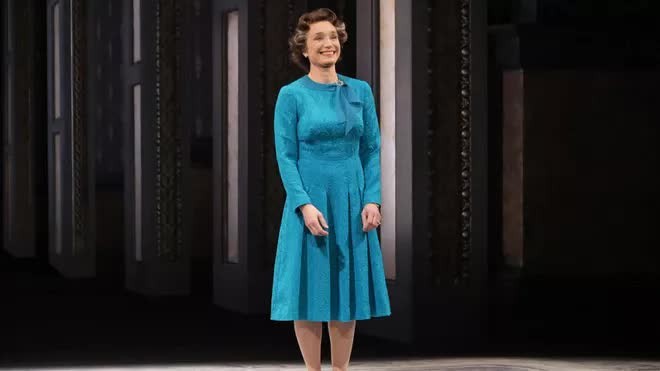 Những lần Nữ hoàng Elizabeth II được thể hiện trên màn ảnh: Có diễn viên giống nguyên mẫu - Ảnh 2.