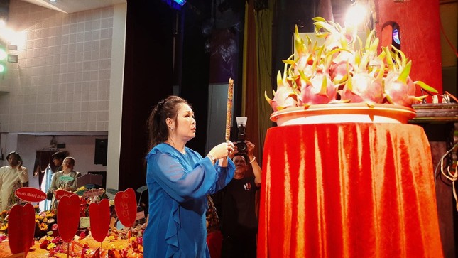 NSND Hồng Vân: ‘Cúng Tổ nghiệp thật đông, náo nhiệt nhưng sao tôi thấy lòng nặng trĩu’