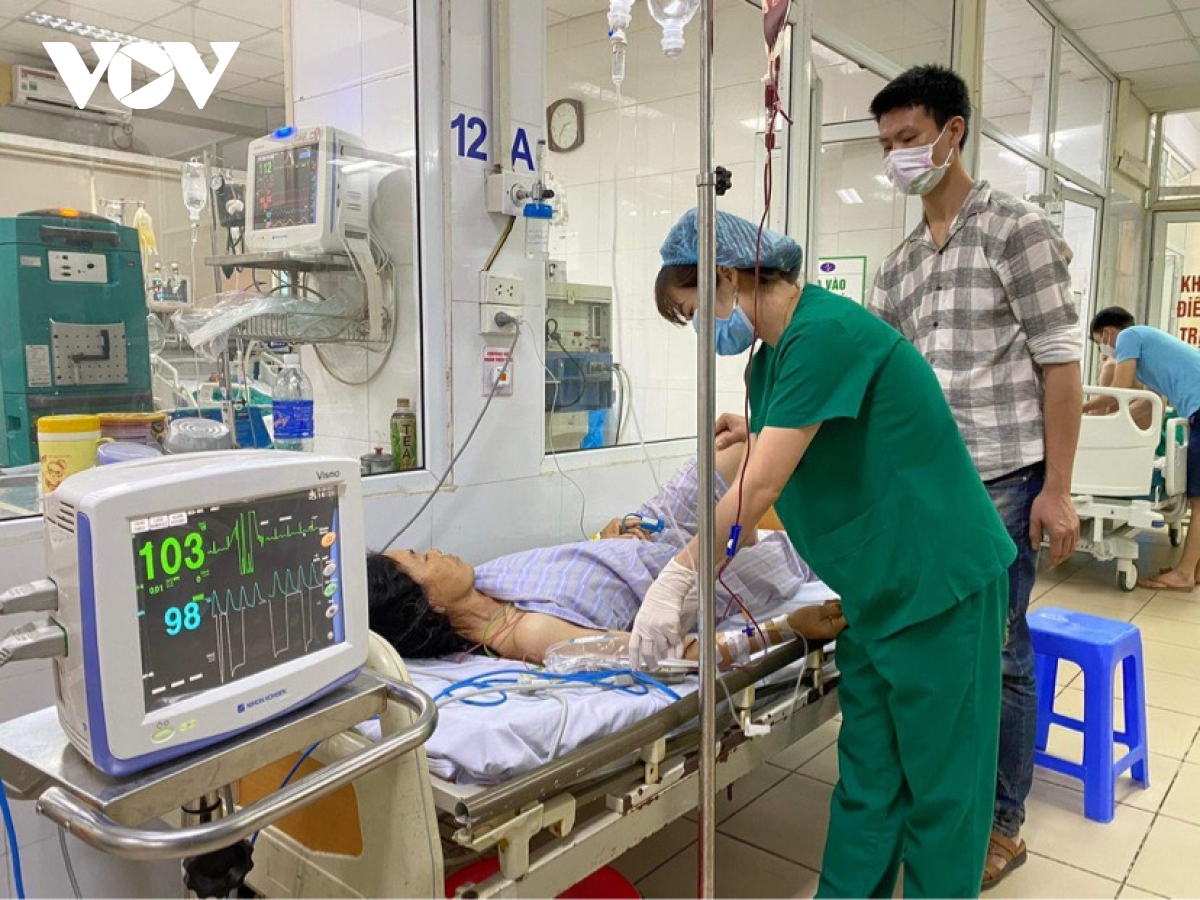 Người bệnh sốt xuất huyết có nên truyền dịch tại nhà? - Ảnh 2. Người bệnh sốt xuất huyết có nên truyền dịch tại nhà? - Ảnh 2.
