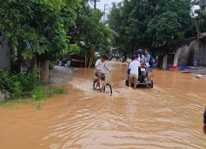 Dân ngoại thành Hà Nội chạy lũ trong đêm, huy động bộ đội hỗ trợ - Ảnh 1.