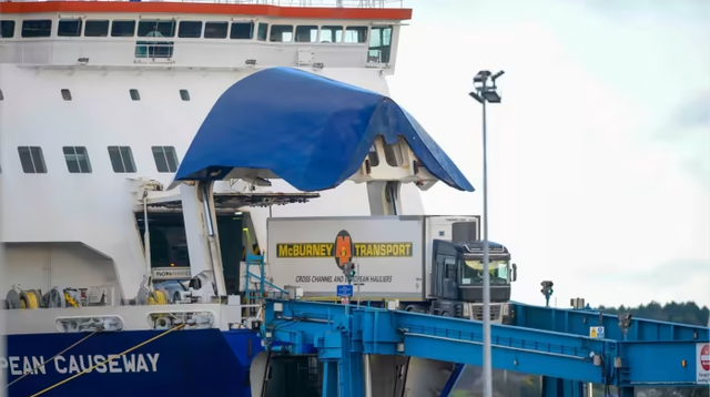 Mới nhận chức chưa đầy 2 ng&agrave;y, t&acirc;n Thủ tướng Anh li&ecirc;n tiếp nhận cảnh b&aacute;o từ nước Mỹ - Ảnh 1.