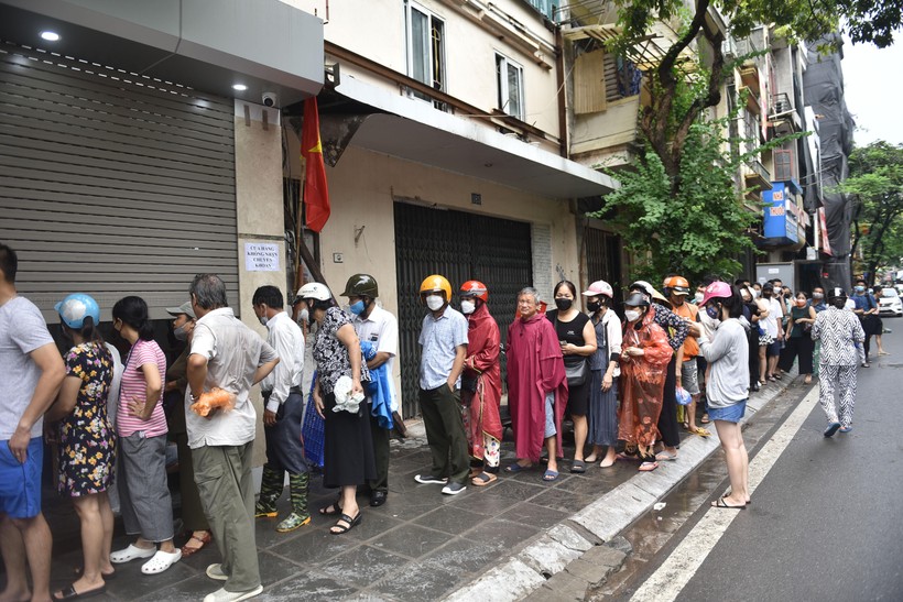 Người dân xếp hàng chờ cả tiếng để mua bánh trung thu - Ảnh 1. Người dân xếp hàng chờ cả tiếng để mua bánh trung thu - Ảnh 1.