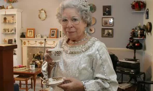 Những lần Nữ hoàng Elizabeth II được thể hiện trên màn ảnh: Có diễn viên giống nguyên mẫu - Ảnh 12. Những lần Nữ hoàng Elizabeth II được thể hiện trên màn ảnh: Có diễn viên giống nguyên mẫu - Ảnh 12.