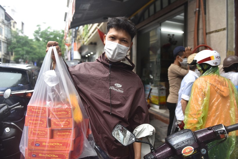 Người dân xếp hàng chờ cả tiếng để mua bánh trung thu - Ảnh 14. Người dân xếp hàng chờ cả tiếng để mua bánh trung thu - Ảnh 14.