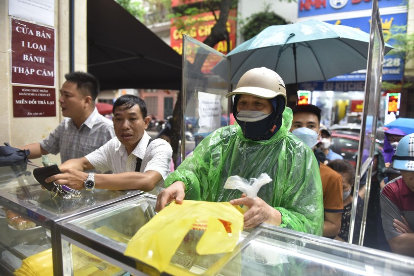 Người dân xếp hàng chờ cả tiếng để mua bánh trung thu - Ảnh 15. Người dân xếp hàng chờ cả tiếng để mua bánh trung thu - Ảnh 15.