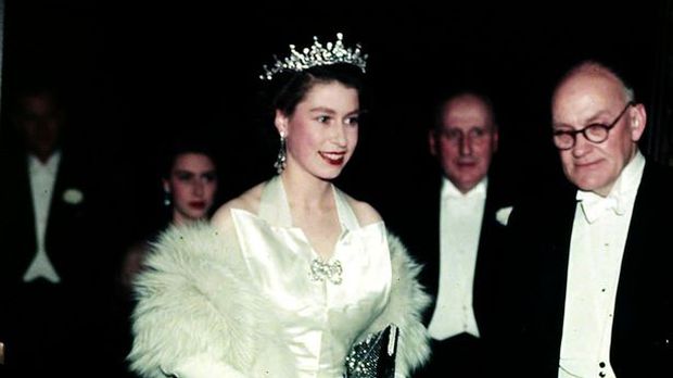 Những bức ảnh hiếm thời trẻ của Nữ hoàng Anh - người phụ nữ quyền lực bậc nhất thế kỷ - Ảnh 17. Những bức ảnh hiếm thời trẻ của Nữ hoàng Anh - người phụ nữ quyền lực bậc nhất thế kỷ - Ảnh 17.