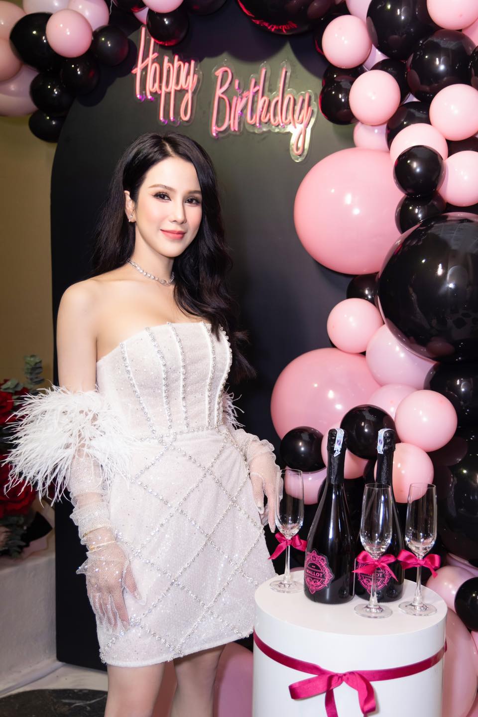 Hội mẹ đơn thân Vbiz: Diệp Lâm Anh nhan sắc ngày càng thăng hạng, Hòa Minzy dạy con thế nào? - Ảnh 4. Hội mẹ đơn thân Vbiz: Diệp Lâm Anh nhan sắc ngày càng thăng hạng, Hòa Minzy dạy con thế nào? - Ảnh 4.