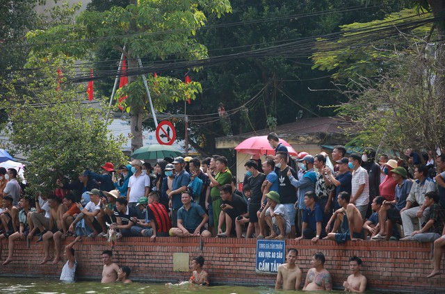 Hàng chục người rẽ nước bắt vịt tại lễ hội làng Triều Khúc - Ảnh 5.