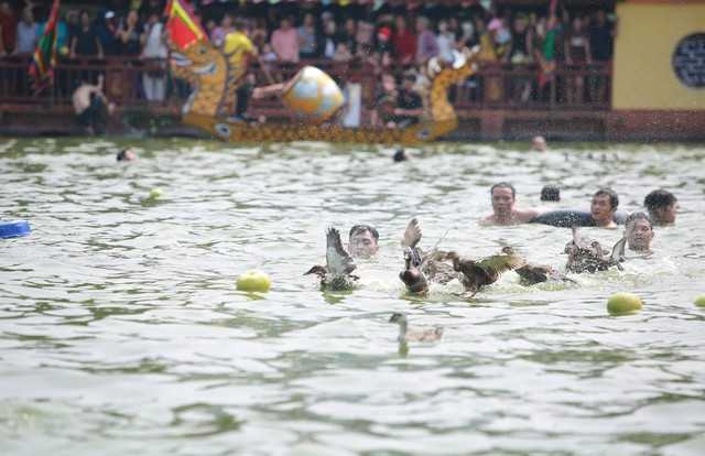 Hàng chục người rẽ nước bắt vịt tại lễ hội làng Triều Khúc - Ảnh 6.