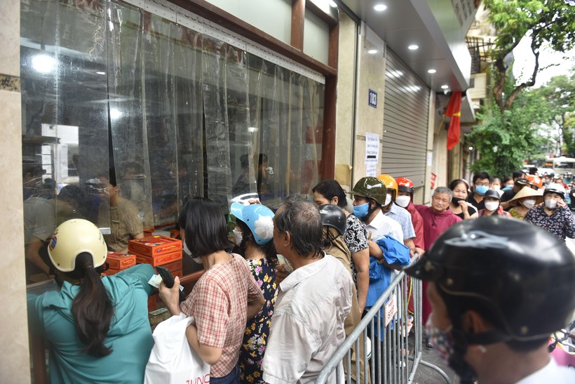 Người dân xếp hàng chờ cả tiếng để mua bánh trung thu - Ảnh 6. Người dân xếp hàng chờ cả tiếng để mua bánh trung thu - Ảnh 6.