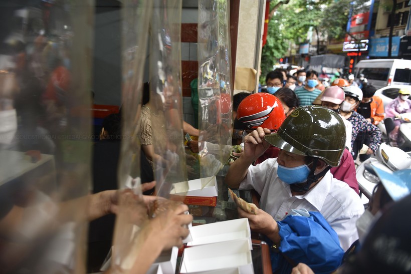 Người dân xếp hàng chờ cả tiếng để mua bánh trung thu - Ảnh 8. Người dân xếp hàng chờ cả tiếng để mua bánh trung thu - Ảnh 8.