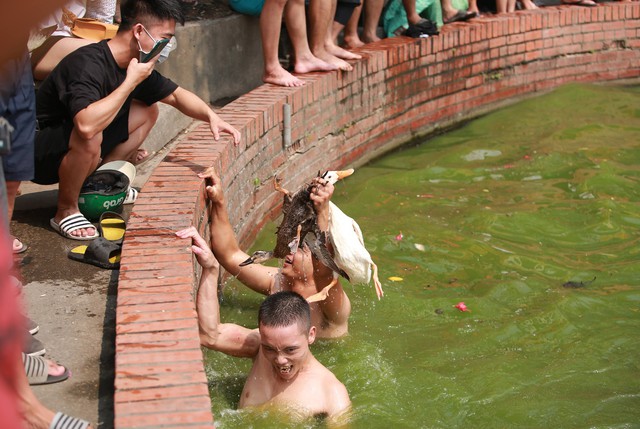 Hàng chục người rẽ nước bắt vịt tại lễ hội làng Triều Khúc - Ảnh 9.