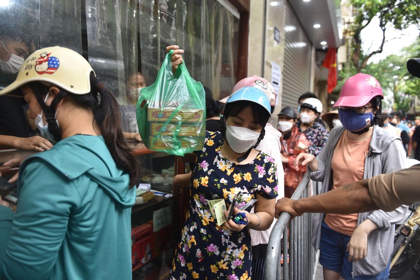 Người dân xếp hàng chờ cả tiếng để mua bánh trung thu - Ảnh 9. Người dân xếp hàng chờ cả tiếng để mua bánh trung thu - Ảnh 9.