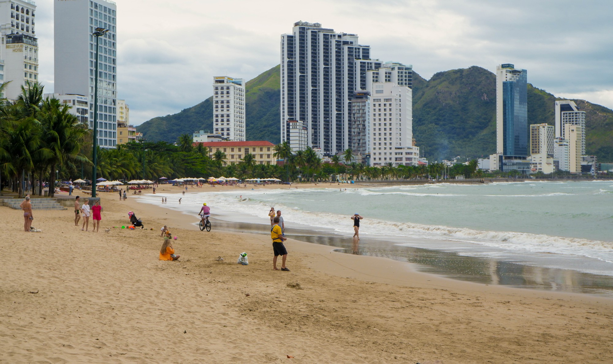 Cảnh trái ngược: Ngày vắng lặng, đêm đông nghẹt ở Nha Trang dịp Tết - Ảnh 1.