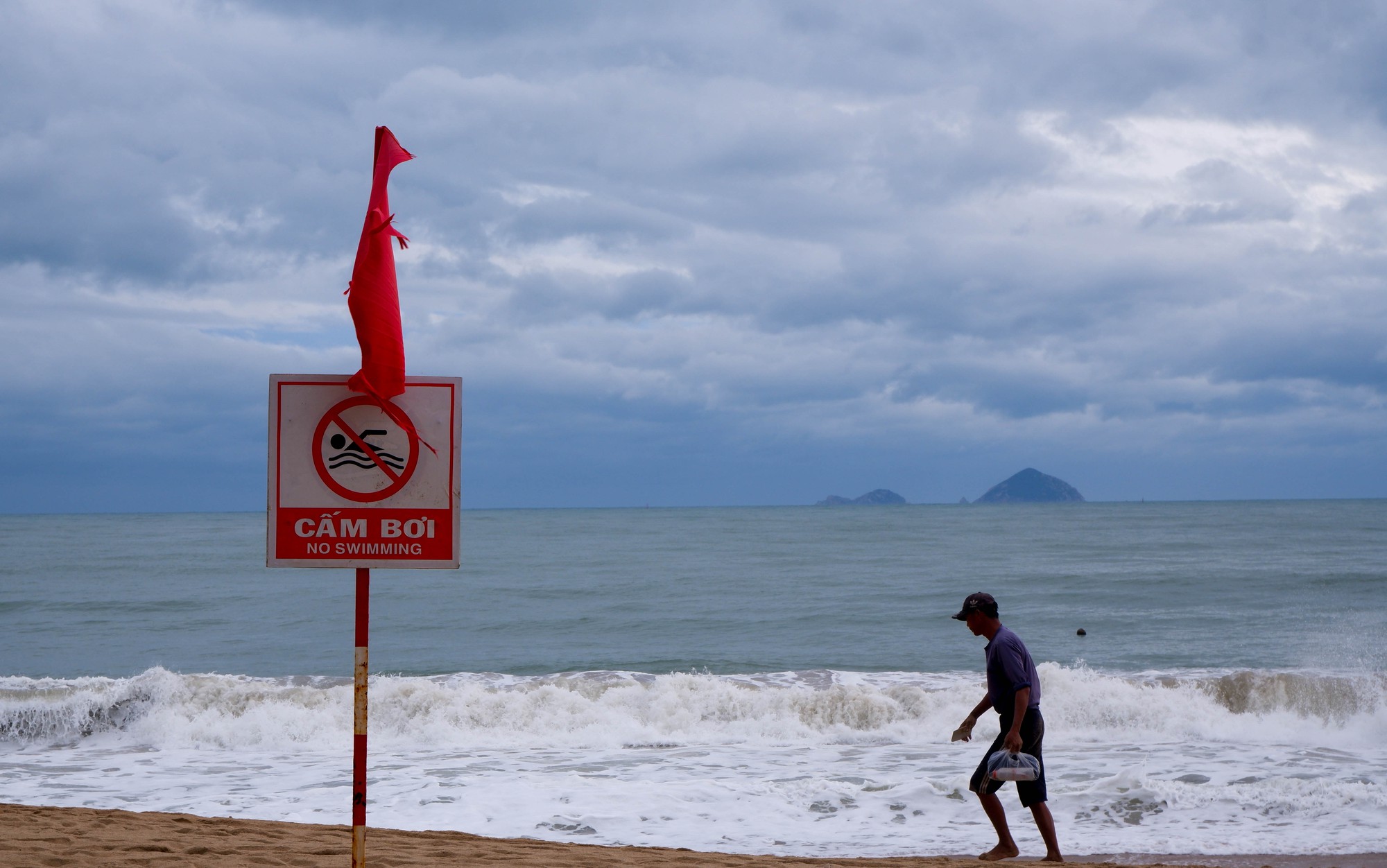 Cảnh trái ngược: Ngày vắng lặng, đêm đông nghẹt ở Nha Trang dịp Tết - Ảnh 2.