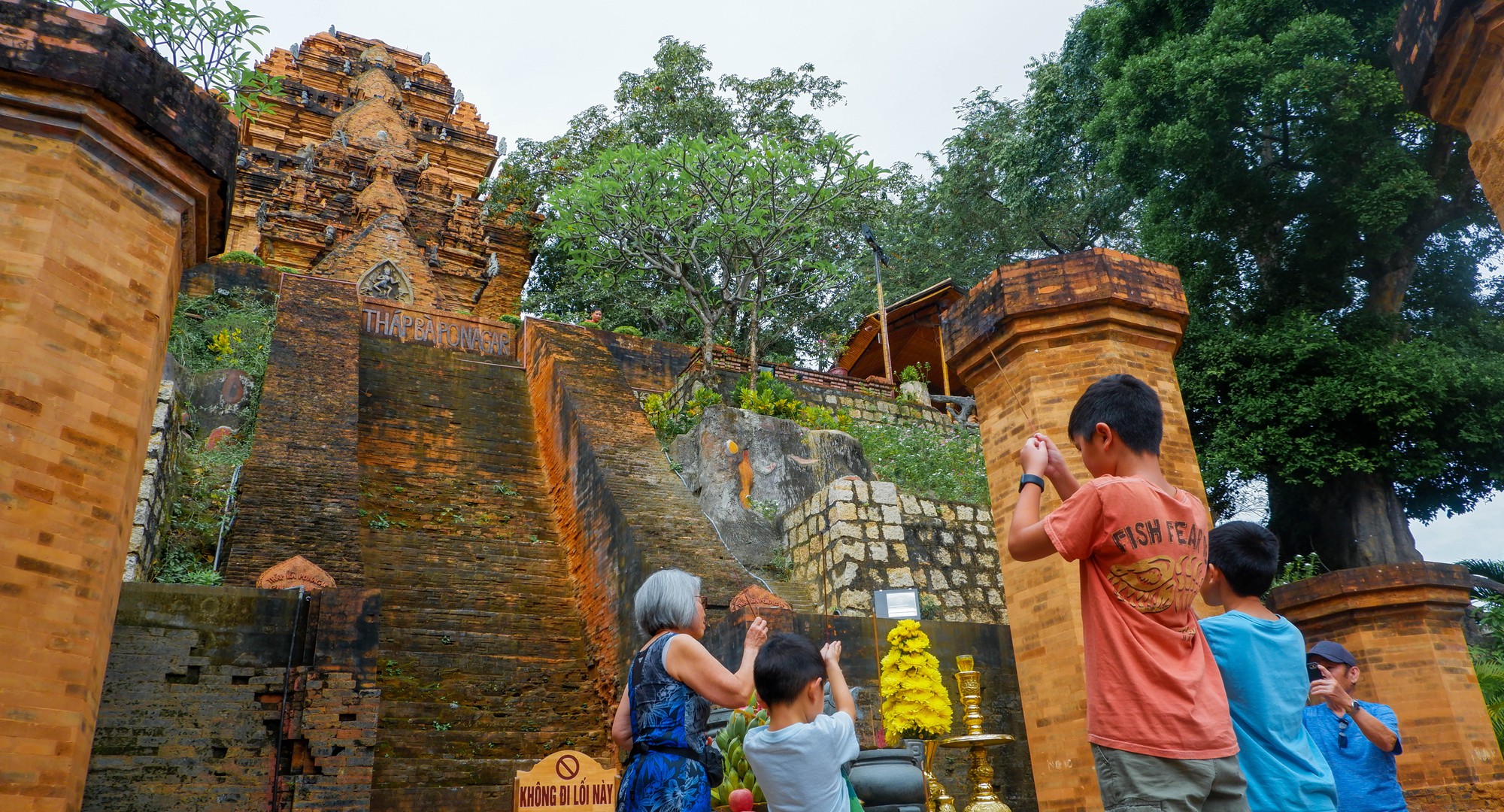 Cảnh trái ngược: Ngày vắng lặng, đêm đông nghẹt ở Nha Trang dịp Tết - Ảnh 7.