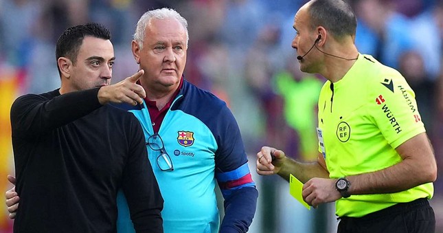 HLV Xavi nổi điên chỉ trích kẻ thù của Messi sau trận hòa của Barcelona - Ảnh 1.