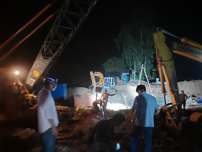 Nỗ lực giải cứu bé trai 10 tuổi rơi xuống trụ bê tông sâu 35m