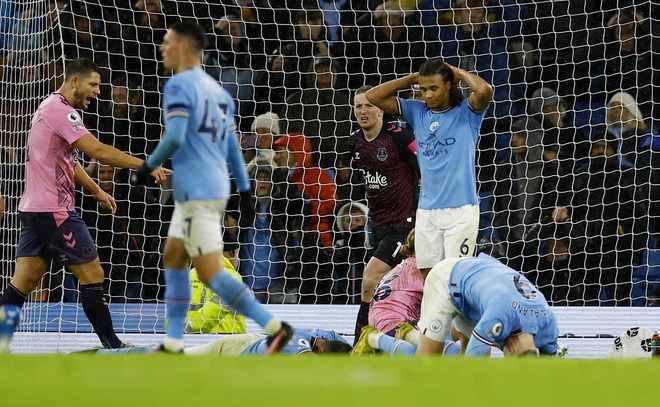 Man City hòa Everton, Man United tạm vào top 4