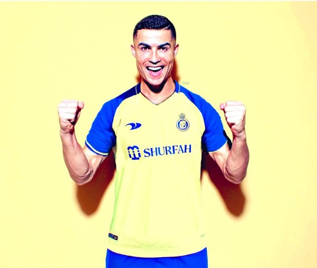 Hé lộ thời điểm Ronaldo ra sân dưới màu áo mới - Ảnh 1.