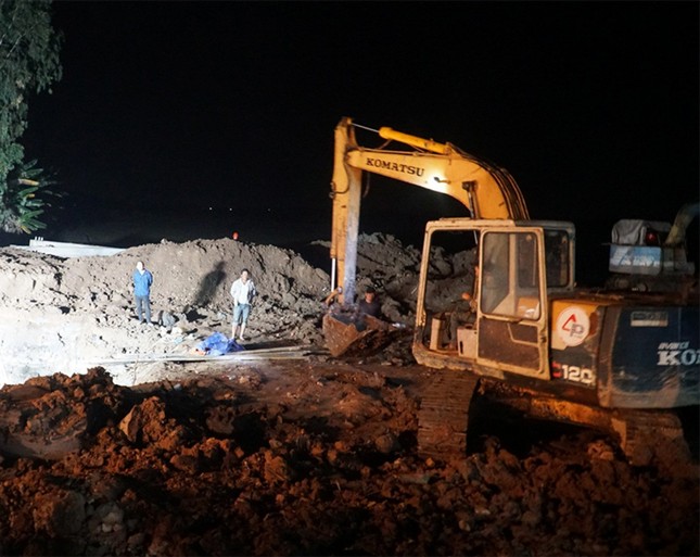 Nỗ lực giải cứu bé trai 10 tuổi rơi xuống trụ bê tông sâu 35m - Ảnh 1. Nỗ lực giải cứu bé trai 10 tuổi rơi xuống trụ bê tông sâu 35m - Ảnh 1.